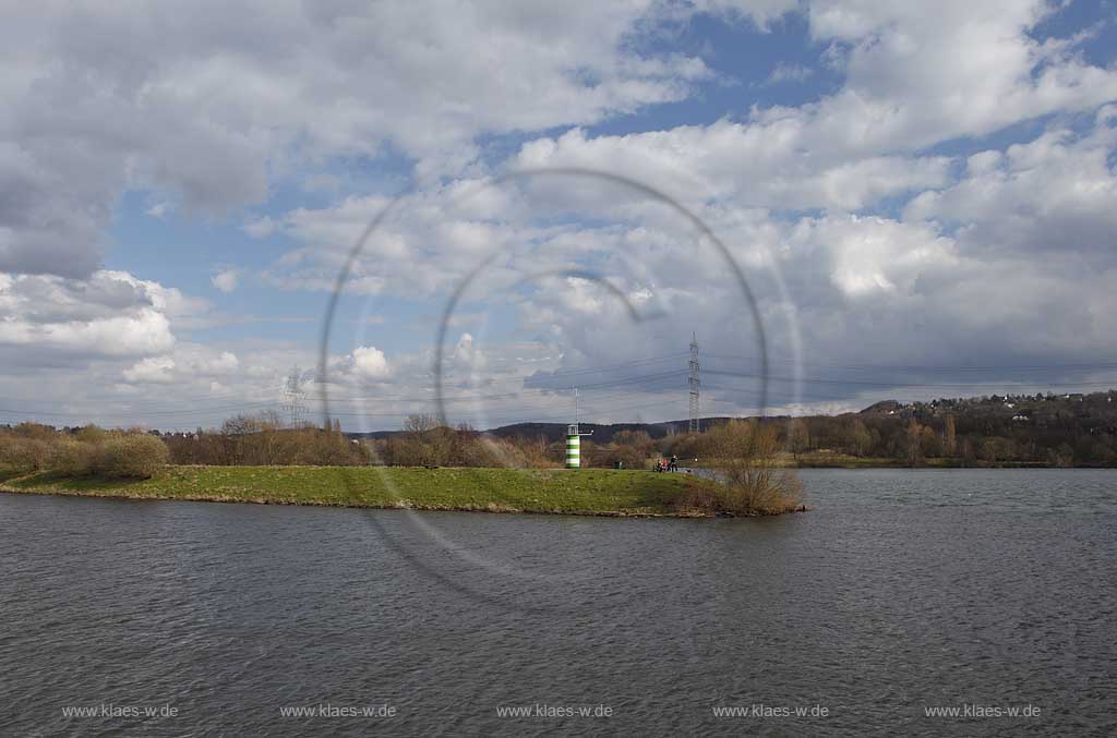 Kemnader See im Fruehling mit kahlen Baeumen,  starke Wolkenbildung, wechselnd wolkig, grau weisse Wolken, Blick zur Landzunge, Halbinsel, Hafeneinfahrt Heveney mit einem kleinen gruen-weissen Leuchtturm; Impession at lake Kemnade in springtime with clouds and beacon