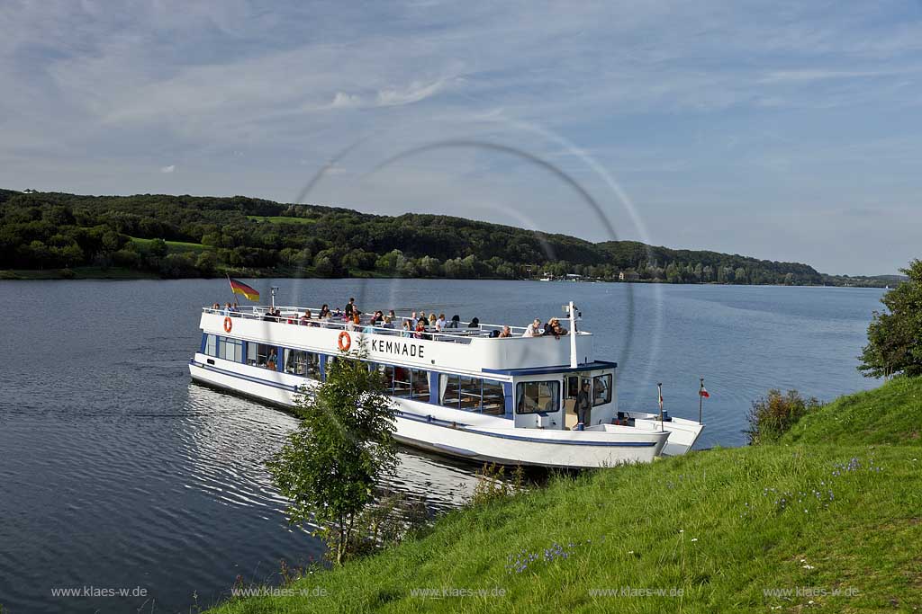 Witten Kemnader See Ausflugsschiff MS Kemnade mit Passagieren an Bord am Seeufer beim ablegen; Witten lake Kemande excusion ship MS Kemande with tourist on board