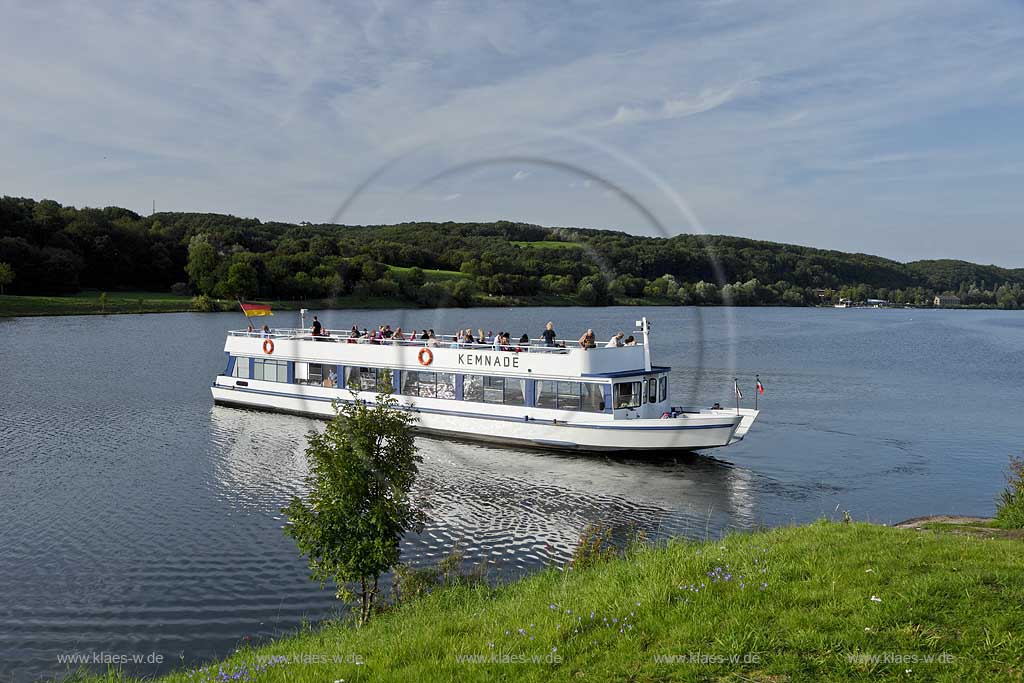 Witten Kemnader See Ausflugsschiff MS Kemnade mit Passagieren an Bord am Seeufer beim ablegen; Witten lake Kemande excusion ship MS Kemande with tourist on board