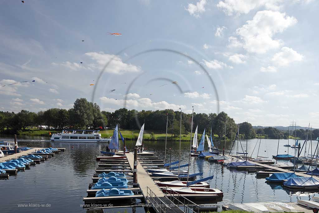 Witten Heveney, Kemander See mit Drachen am Himmel, Drachentreffen, Segelboot Hafen und Ausflugsschiff MS Schwalbe; Witten Heveney lake Kemande with kites in the sky, kite festival, sailboat port and excursion ship