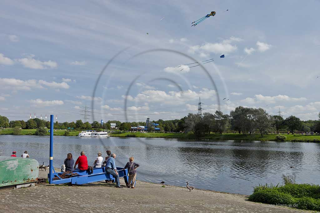 Witten Heveney, Kemander See mit Drachen am Himmel, Drachentreffen, Zuschauer am Seeufer, Menschen und Kanadagaense, Ausflugsschiffe MS Schwalbe und MS kemnade am Anleger; Witten Heveney lake Kemande with kites in the sky, kite festival, viewers, public at the lakeshore