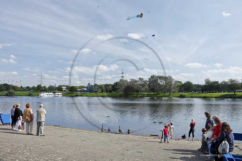 Witten Heveney, Kemander See mit Drachen am Himmel, Drachentreffen, Zuschauer am Seeufer, Menschen und Kanadagaense, Ausflugsschiffe MS Schwalbe und MS kemnade am Anleger; Witten Heveney lake Kemande with kites in the sky, kite festival, viewers, public at the lakeshore