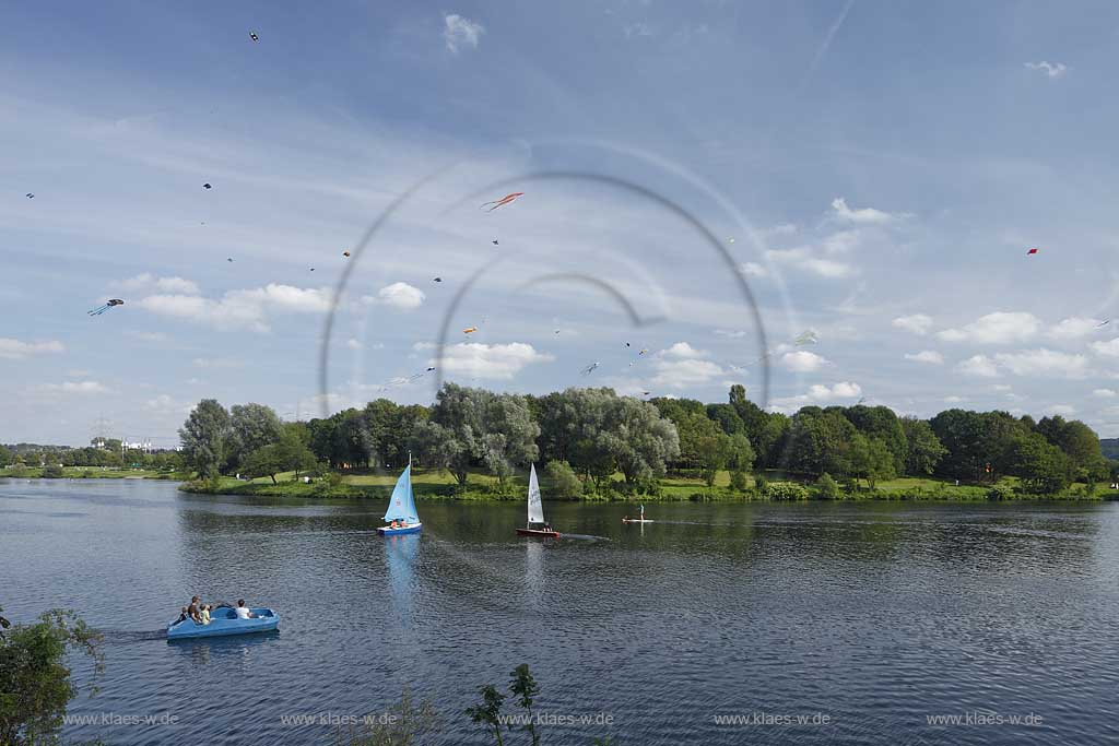 Witten Heveney, Kemander See mit Drachen am Himmel, Drachentreffen, Segelbooten und Tretboot; Witten Heveney lake Kemande with kites in the sky, kite festival, sailboats