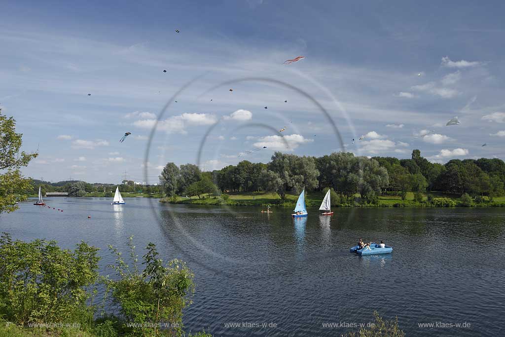 Witten Heveney, Kemander See mit Drachen am Himmel, Drachentreffen, Segelbooten und Tretboot; Witten Heveney lake Kemande with kites in the sky, kite festival, sailboats