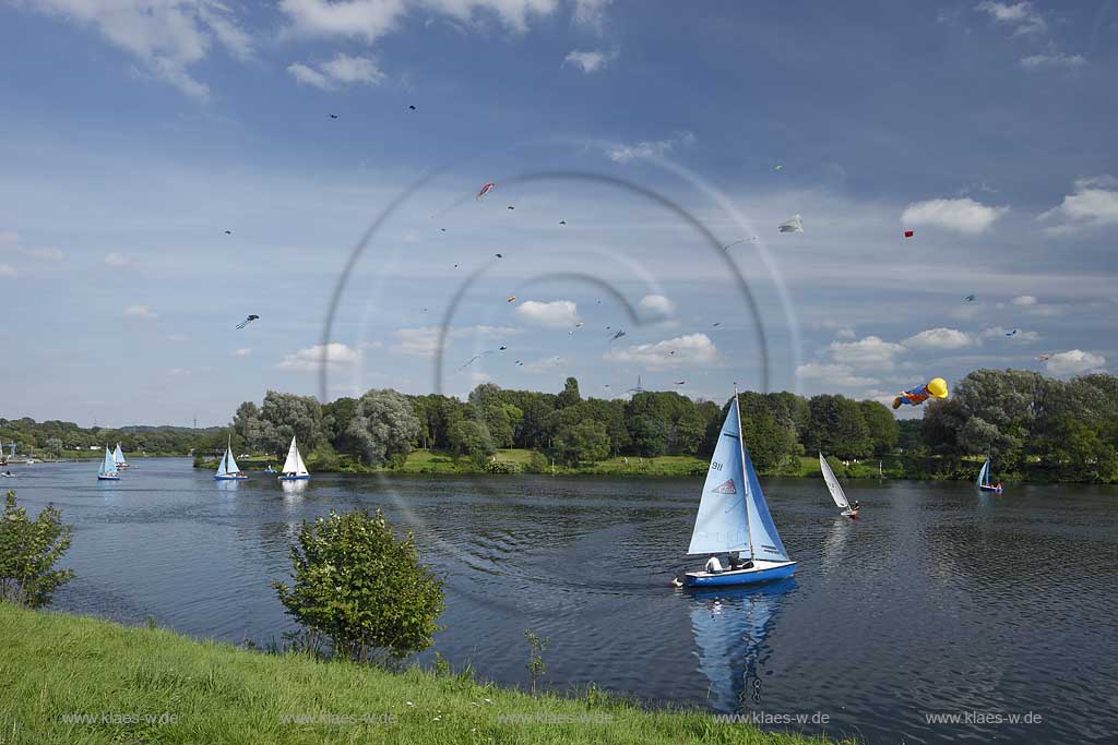 Witten Heveney, Kemander See mit Drachen am Himmel, Drachentreffen mit Drache Bob der Baumeister, Segelboote; Witten Heveney lake Kemande with kites in the sky, kite festival, sailboats