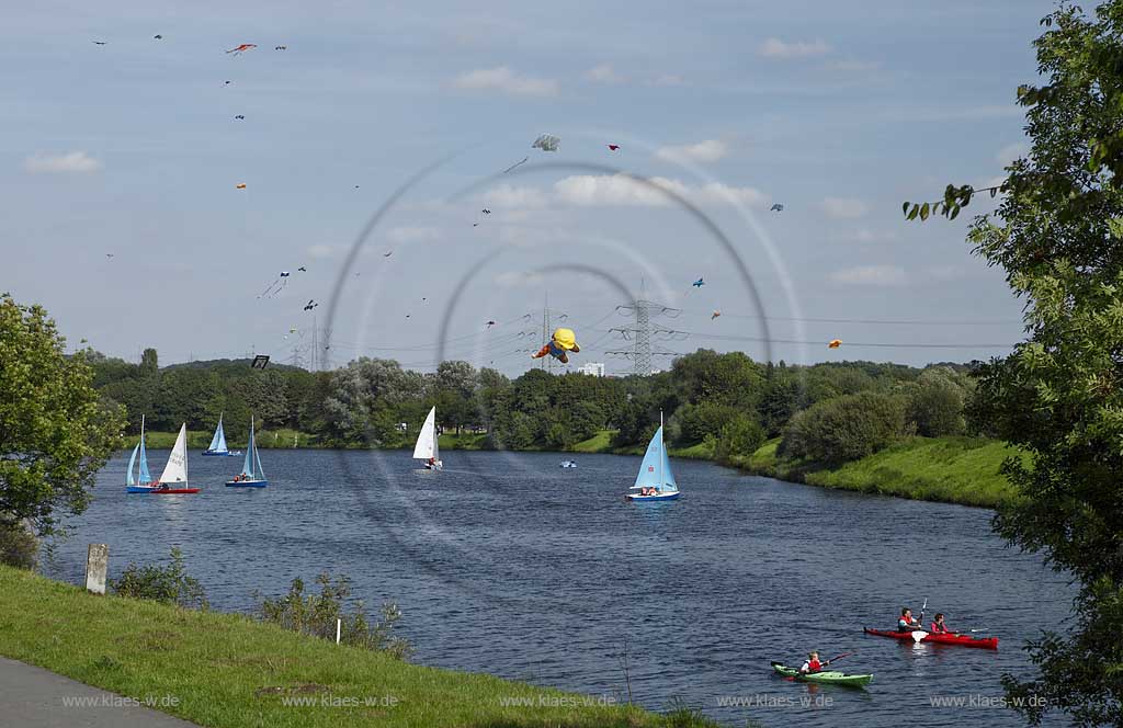 Witten Heveney, Kemander See mit Drachen am Himmel, Drachentreffen mit Drachen Bob der Baumeister, Sefgelbooten und Kanus; Witten Heveney lake Kemande with kites in the sky, kite festival, sailboats and canoes