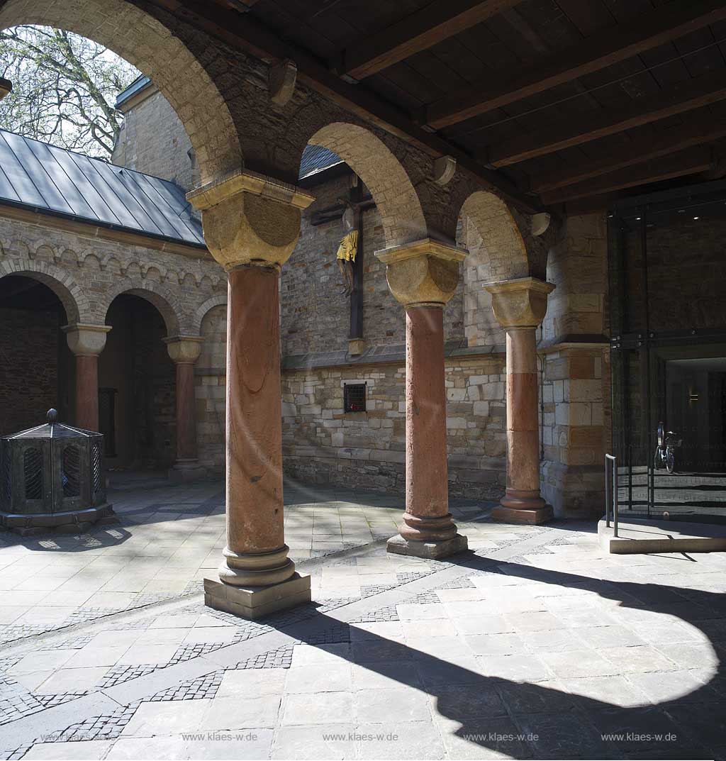 Essen, Dom, das Atriummit, auch Paradies genannt, verbindet die Muensterkirche mit der Anbetungskirche St. Johann, aus Holz geschnitztes kruzifix; Atrium of dome with wooden crucifix