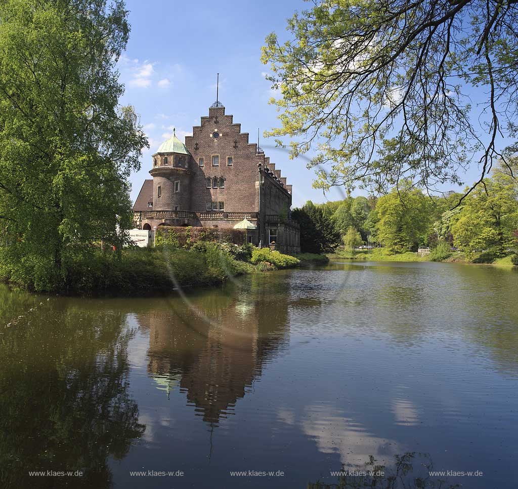 Gladbeck, Wasserschloss Wittringen mit Spiegelbild; Moated castle Wittringen with mirror image