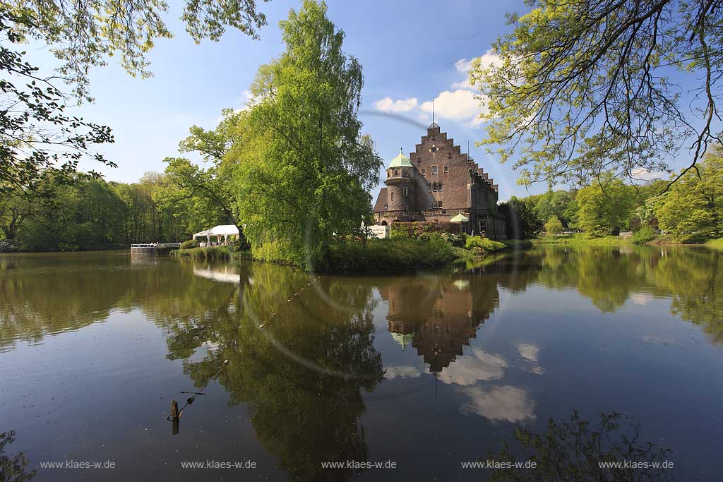 Gladbeck, Wasserschloss Wittringen mit Spiegelbild; Moated castle Wittringen with mirror image