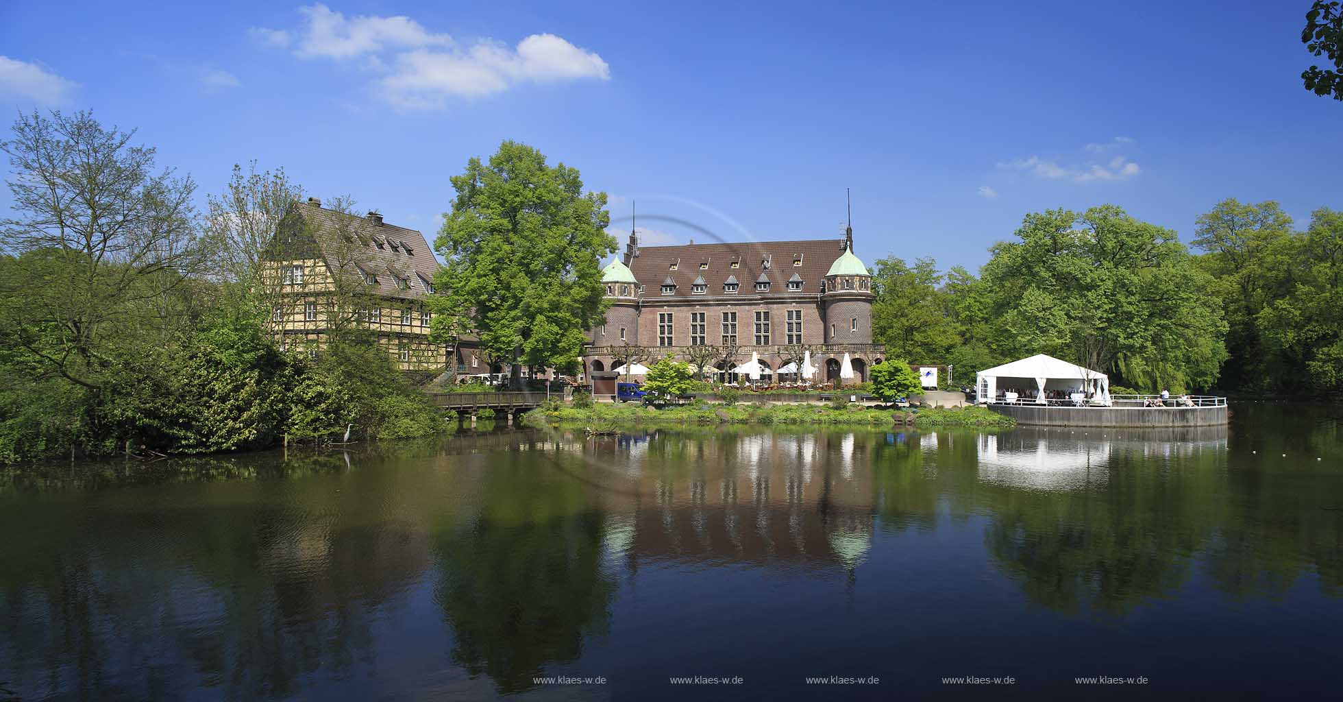 Gladbeck, Wasserschloss Wittringen mit Spiegelbild; Moated castle Wittringen with mirror image