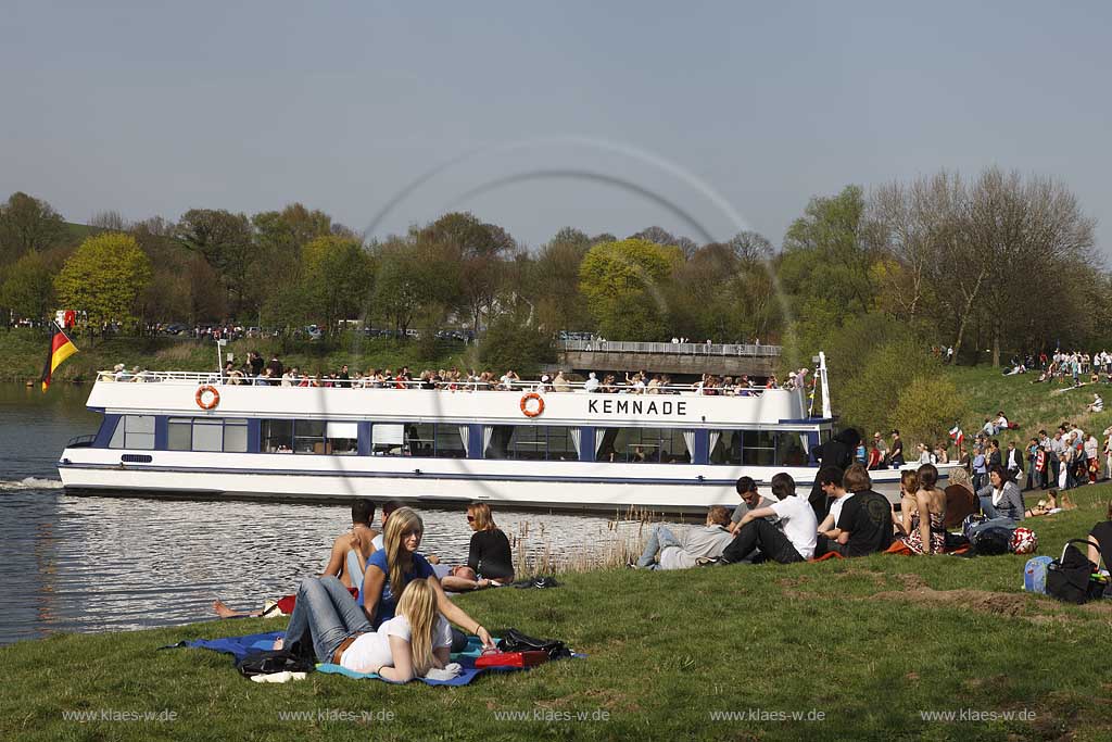 Kemnader See mit MS Kemnade, Passagierschiff, Ausflugsschiff der weissen Flotte mit Passagieren, Touristen an Bord; Lake Kemnade with passanger ship MS Kemnade with passengers, tourists on board