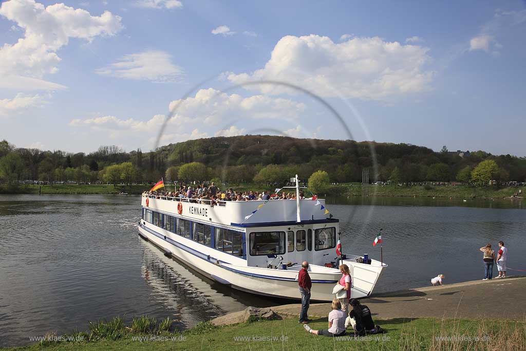 Kemnader See mit MS Kemnade, Passagierschiff, Ausflugsschiff der weissen Flotte mit Passagieren, Touristen an Bord; Lake Kemnade with passanger ship MS Kemnade with passengers, tourists on board