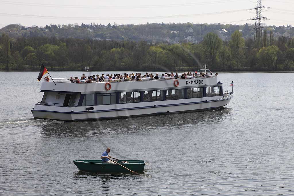 Kemnader See mit MS Kemnade, Passagierschiff, Ausflugsschiff der weissen Flotte mit Passagieren, Touristen an Bord sowie ein Ruderboot; Lake Kemnade with passanger ship MS Kemnade with passengers on , tourists on board, one rowing boat