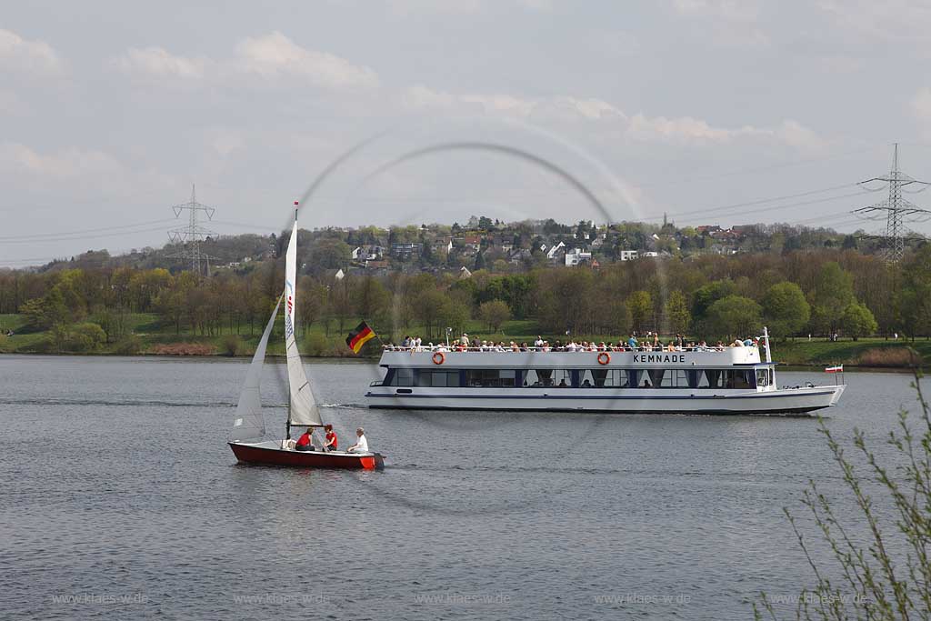 Kemnader See mit MS Kemnade, Passagierschiff, Ausflugsschiff der weissen Flotte mit Passagieren, Touristen an Bord sowie ein fahrendes Segelboot; Lake Kemnade with passanger ship MS Kemnade with passengers, tourists on board and one sailboat