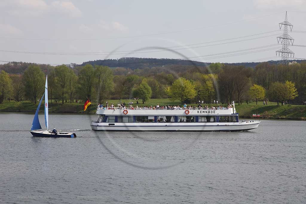 Kemnader See mit MS Kemnade, Passagierschiff, Ausflugsschiff der weissen Flotte mit Passagieren, Touristen an Bord sowie ein fahrendes Segelboot; Lake Kemnade with passanger ship MS Kemnade with passengers, tourists on board and one sailboat