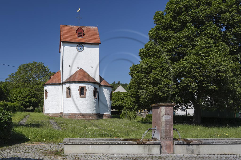 Blieskastel Boeckweiler, die Stephanuskirche mit Drei-Konchen-Anlage, deren Grundriss ein gleichmaessiges Kleeblatt beschreibt. Dieser Chorturm mit den drei Konchen gilt als der einzige Bauteil, der noch aus dem Mittelalter stammt. Nicht zuletzt wegen dieser seltenen Gestaltung ist sie ein Kleinod romanischer Baukunst. Die Stephanuskirche ist eine der 65 Simultankirchen in Deutschland und die einzige im Saarland; Blieskastel Boeckweiler, exterior view of church Stephanuskirche.