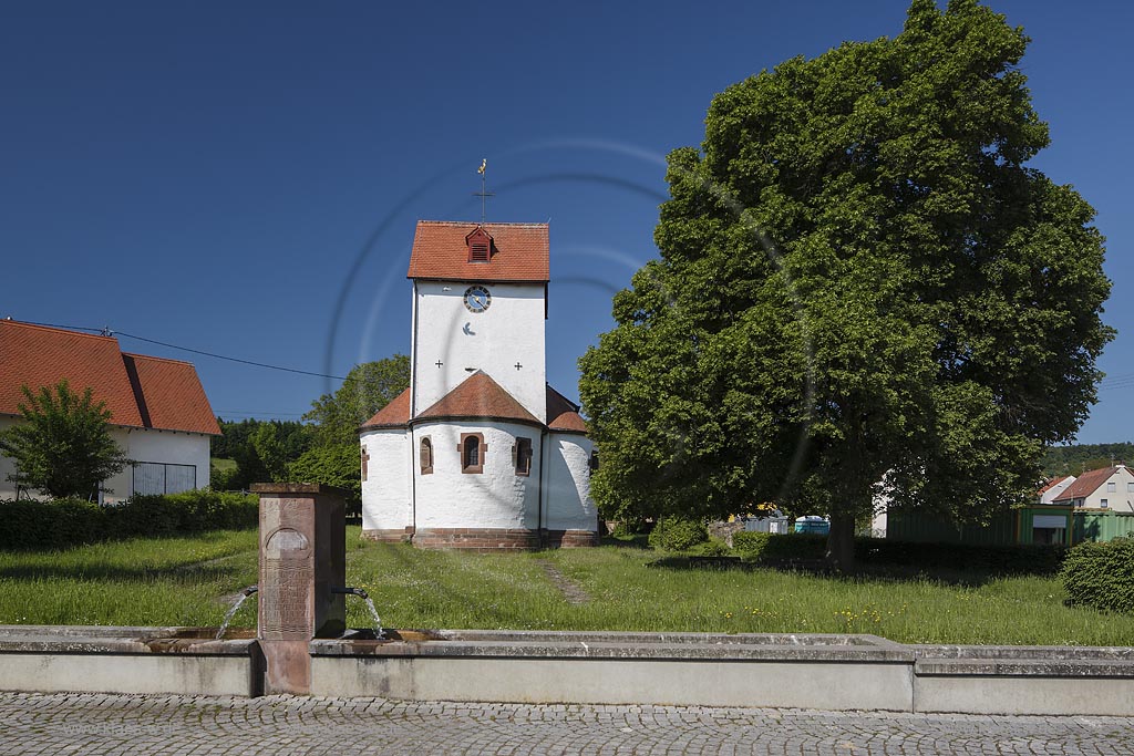 Blieskastel Boeckweiler, die Stephanuskirche mit Drei-Konchen-Anlage, deren Grundriss ein gleichmaessiges Kleeblatt beschreibt. Dieser Chorturm mit den drei Konchen gilt als der einzige Bauteil, der noch aus dem Mittelalter stammt. Nicht zuletzt wegen dieser seltenen Gestaltung ist sie ein Kleinod romanischer Baukunst. Die Stephanuskirche ist eine der 65 Simultankirchen in Deutschland und die einzige im Saarland; Blieskastel Boeckweiler, exterior view of church Stephanuskirche.