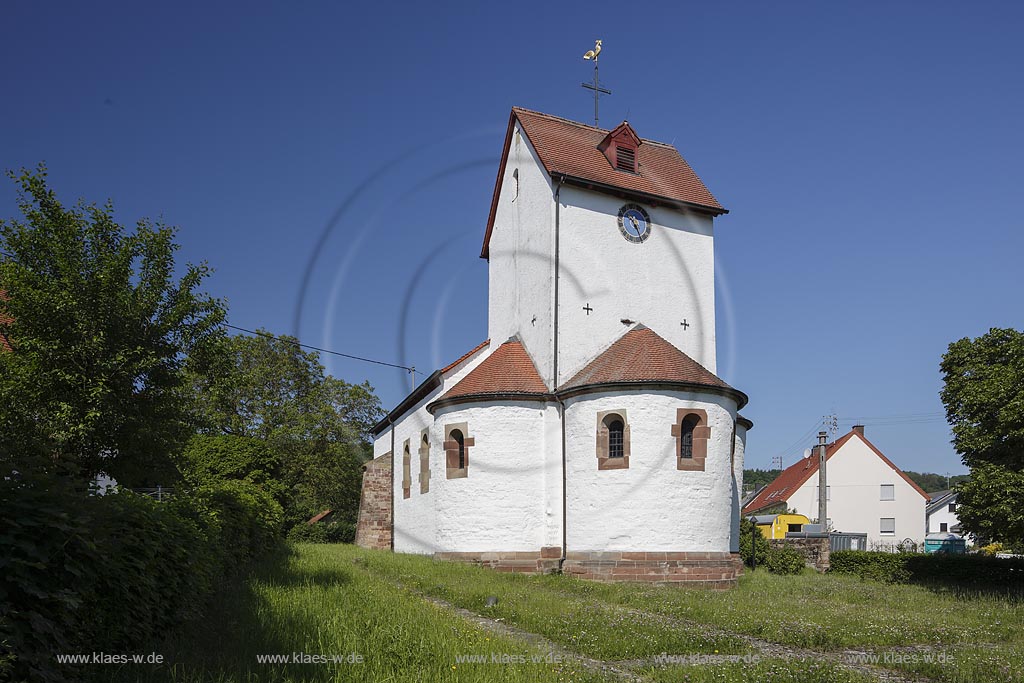 Blieskastel Boeckweiler, die Stephanuskirche mit Drei-Konchen-Anlage, deren Grundriss ein gleichmaessiges Kleeblatt beschreibt. Dieser Chorturm mit den drei Konchen gilt als der einzige Bauteil, der noch aus dem Mittelalter stammt. Nicht zuletzt wegen dieser seltenen Gestaltung ist sie ein Kleinod romanischer Baukunst. Die Stephanuskirche ist eine der 65 Simultankirchen in Deutschland und die einzige im Saarland; Blieskastel Boeckweiler, exterior view of church Stephanuskirche.