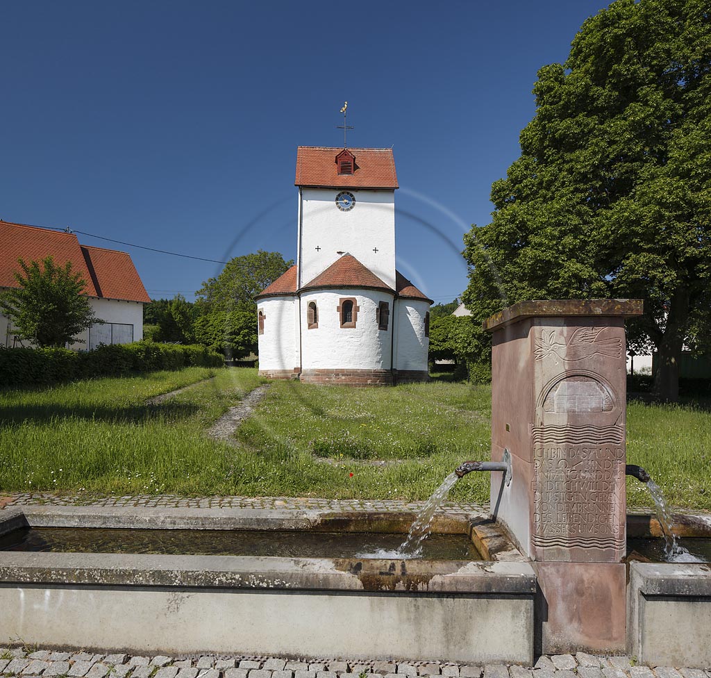 Blieskastel Boeckweiler, die Stephanuskirche mit Drei-Konchen-Anlage, deren Grundriss ein gleichmaessiges Kleeblatt beschreibt. Dieser Chorturm mit den drei Konchen gilt als der einzige Bauteil, der noch aus dem Mittelalter stammt. Nicht zuletzt wegen dieser seltenen Gestaltung ist sie ein Kleinod romanischer Baukunst. Die Stephanuskirche ist eine der 65 Simultankirchen in Deutschland und die einzige im Saarland; Blieskastel Boeckweiler, exterior view of church Stephanuskirche.