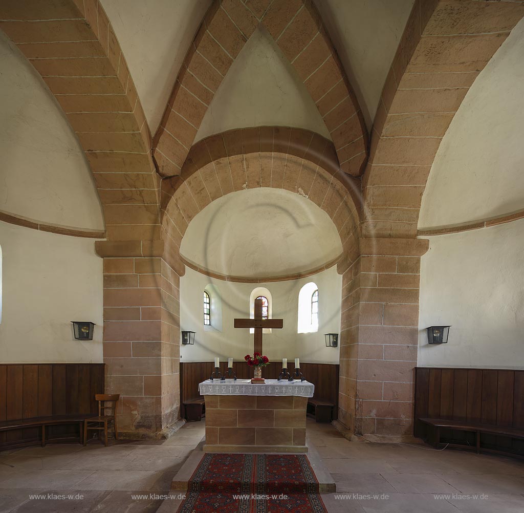 Blieskastel Boeckweiler, die Stephanuskirche mit Drei-Konchen-Anlage, deren Grundriss ein gleichmaessiges Kleeblatt beschreibt. Dieser Chorturm mit den drei Konchen gilt als der einzige Bauteil, der noch aus dem Mittelalter stammt. Nicht zuletzt wegen dieser seltenen Gestaltung ist sie ein Kleinod romanischer Baukunst. Die Stephanuskirche ist eine der 65 Simultankirchen in Deutschland und die einzige im Saarland; Blieskastel Boeckweiler, interior view with choir.