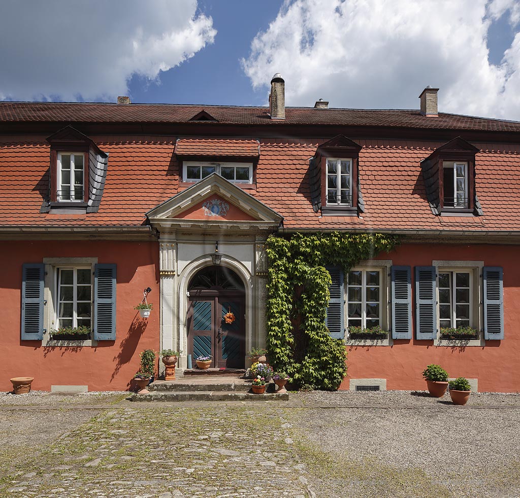 Niederwuerzbach, Lustschloss Schloss Monplaisir, auch Roter Bau, wurde als Landhaus der Graefin Maria Anna 1785/86 durch "Peter Reheis" erbaut. Eingeschossiger, rot verputzter Wohnbau mit Mansarddach; Niederwuerzbach, pleasure palace Schloss Monplaisir, as known as Roter Bau.