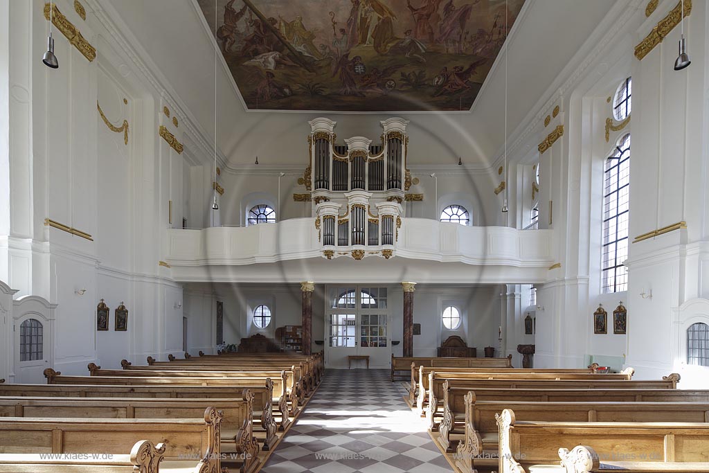 Blieskastel, Schlosskirche St. Anna und St. Phillip, Blick durch das Langhaus zur Orgel; Blieskastel, castle church St. Anna and St. Phillip, view through the nave to the organ.