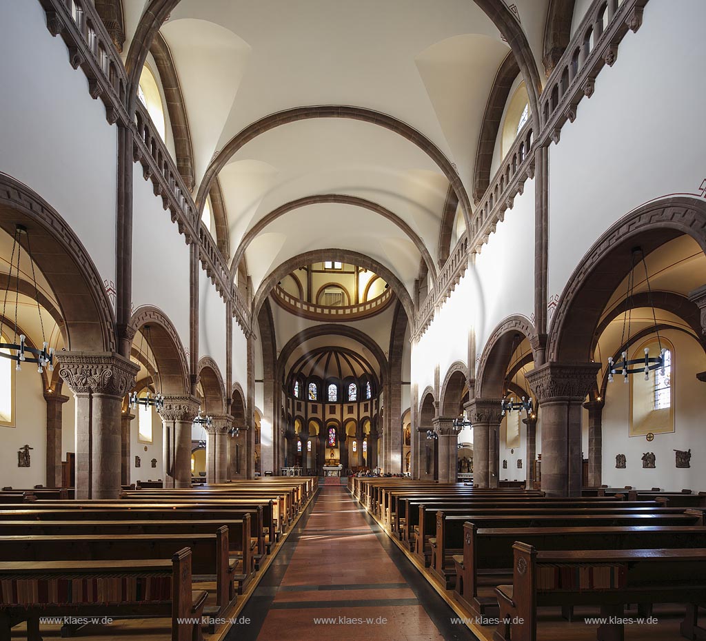 Dillingen, katholische Pfarrkirche Heilig Sakrament, auch Saardom genannt, Blick durch das Langhaus zum Altar; Dillingen, catholic parish church Heilig Sakrament, as known as cathedral Saardom, view through the nave to the altar.