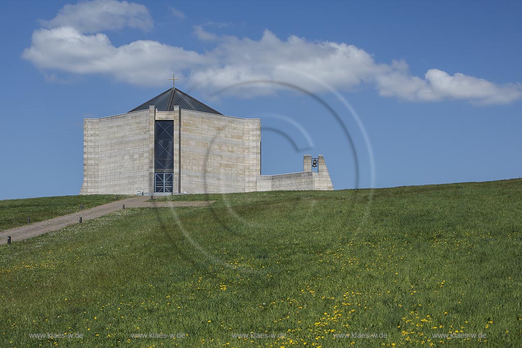 Illingen Wustweiler. Die Kapelle Statio Dominus Mundi, ein Sakral- und Kunstbau, 2002 nach den Plaenen des Architekten "Alexander von Branca" von dem Unternehmerehepaar Ursula und Edmund Meiser auf einem Privatgrundstueck erbaut; Illingen Wustweiler chaple, planned from the famos Architct "Alexander von Branca"