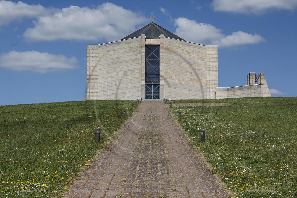 Illingen Wustweiler. Die Kapelle Statio Dominus Mundi, ein Sakral- und Kunstbau, 2002 nach den Plaenen des Architekten "Alexander von Branca" von dem Unternehmerehepaar Ursula und Edmund Meiser auf einem Privatgrundstueck erbaut; Illingen Wustweiler chaple, planned from the famos Architct "Alexander von Branca"