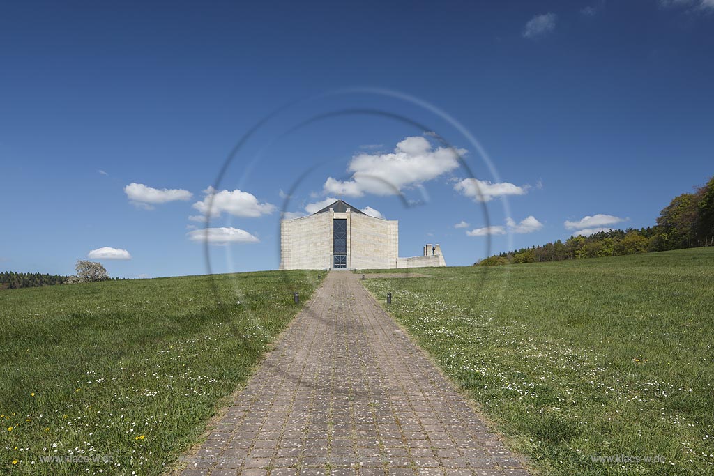 Illingen Wustweiler. Die Kapelle Statio Dominus Mundi, ein Sakral- und Kunstbau, 2002 nach den Plaenen des Architekten "Alexander von Branca" von dem Unternehmerehepaar Ursula und Edmund Meiser auf einem Privatgrundstueck erbaut; Illingen Wustweiler chaple, planned from the famos Architct "Alexander von Branca"