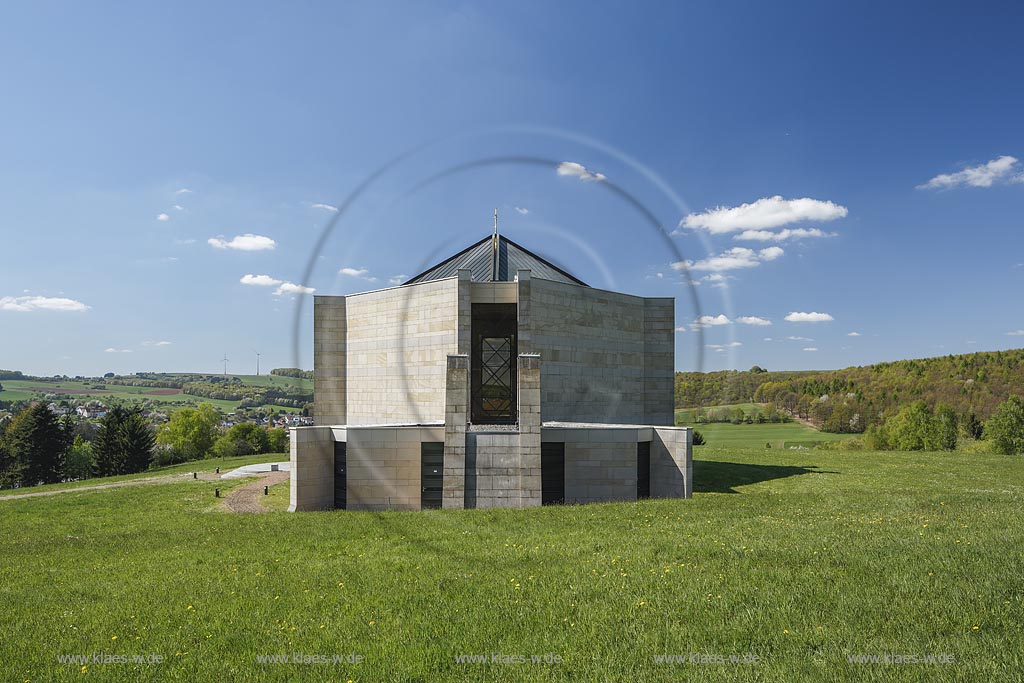 Illingen Wustweiler. Die Kapelle Statio Dominus Mundi, ein Sakral- und Kunstbau, 2002 nach den Plaenen des Architekten "Alexander von Branca" von dem Unternehmerehepaar Ursula und Edmund Meiser auf einem Privatgrundstueck erbaut; Illingen Wustweiler chaple, planned from the famos Architct "Alexander von Branca"