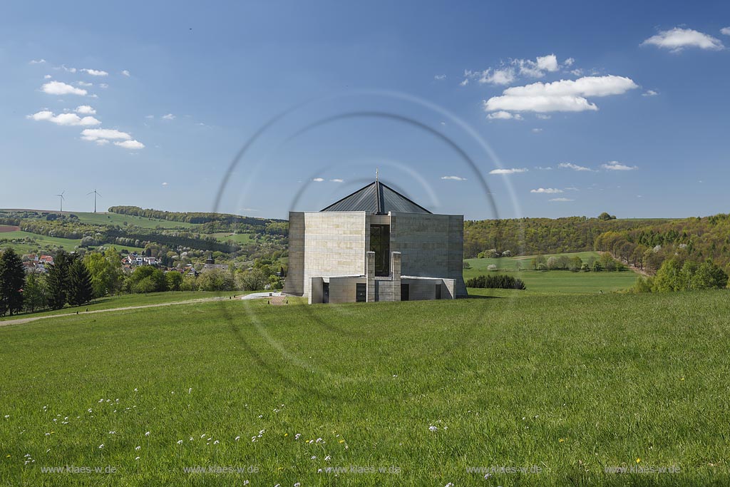 Illingen Wustweiler. Die Kapelle Statio Dominus Mundi, ein Sakral- und Kunstbau, 2002 nach den Plaenen des Architekten "Alexander von Branca" von dem Unternehmerehepaar Ursula und Edmund Meiser auf einem Privatgrundstueck erbaut; Illingen Wustweiler chaple, planned from the famos Architct "Alexander von Branca"