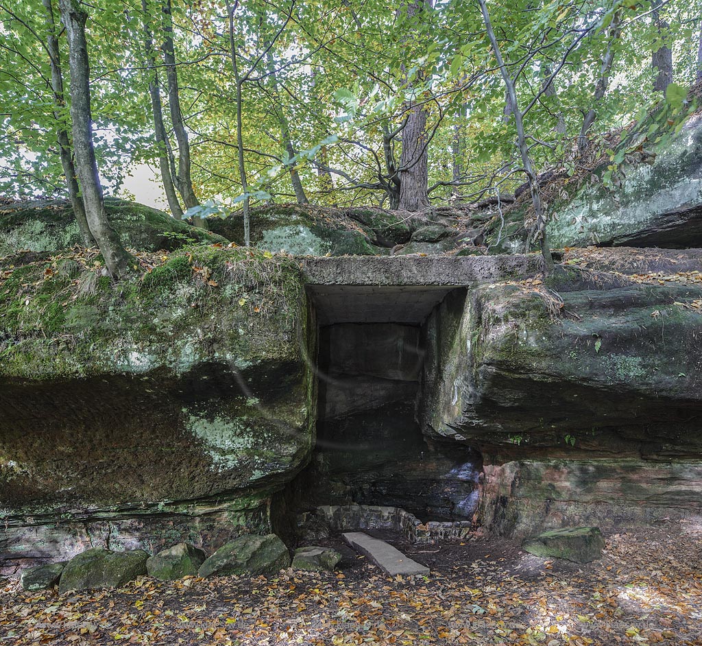 Kirkel-Neuhaeusel, Felsenpfad Freuenbrunnen; Kirkel-Neuhaeusel, rock path Freuenbrunnen.