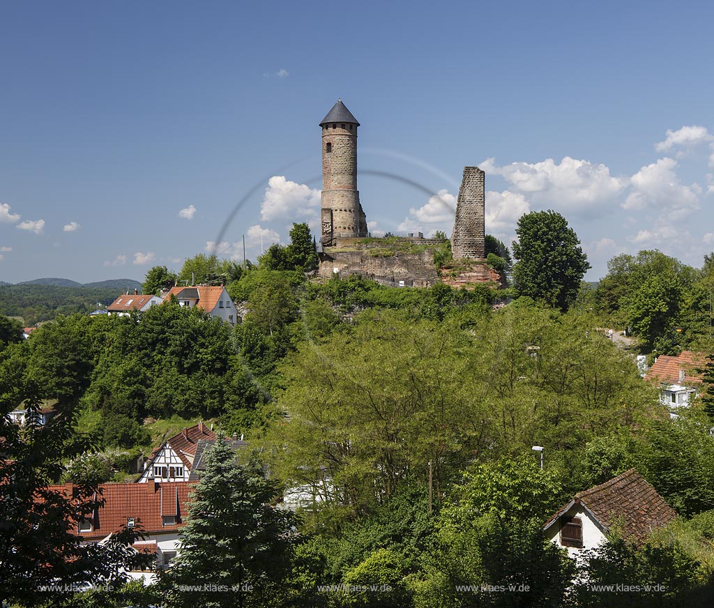 Kirkel Neuhaeusel, Blick zur Ruine der Burg Kirkel; Kirkel Neuhaeusel, view to the castle ruin of Burg Kirkel.