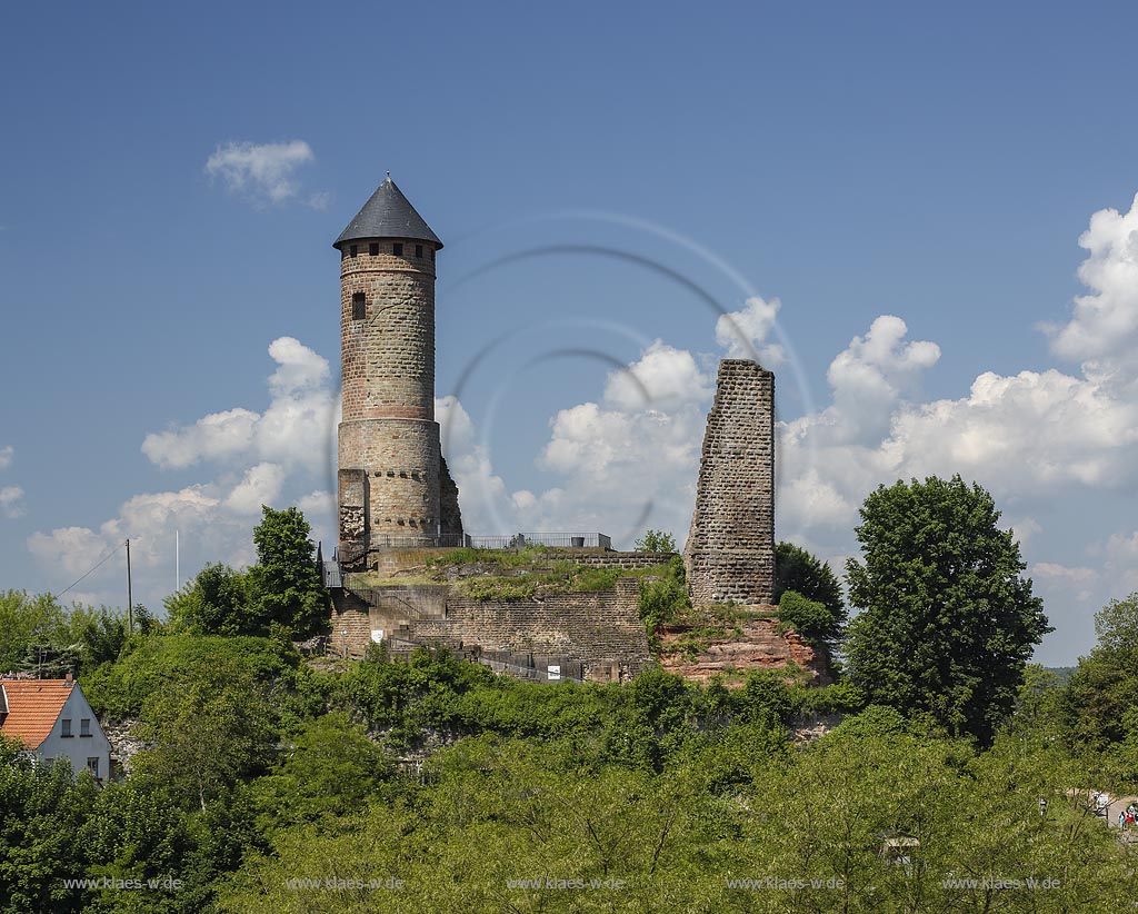 Kirkel Neuhaeusel, Blick zur Ruine der Burg Kirkel; Kirkel Neuhaeusel, view to the castle ruin of Burg Kirkel.