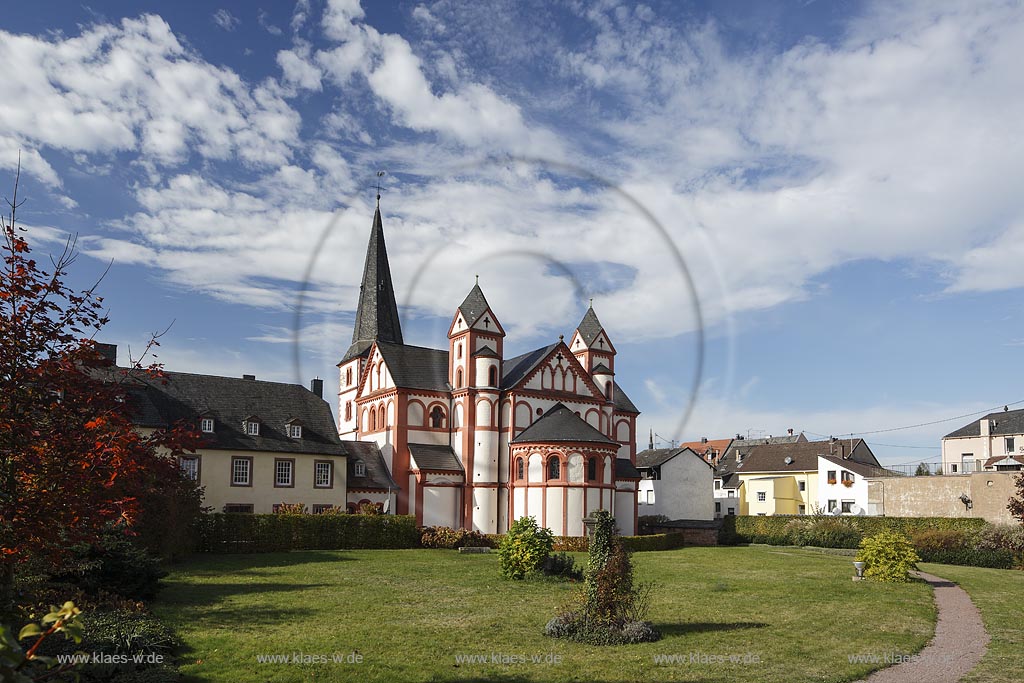 Merzig, Blick auf St. Peter-Kirche, sie ist die groesste erhaltene romanische Kirche des Saarlandes; Merzig, view to church St. Peter-Kirche.