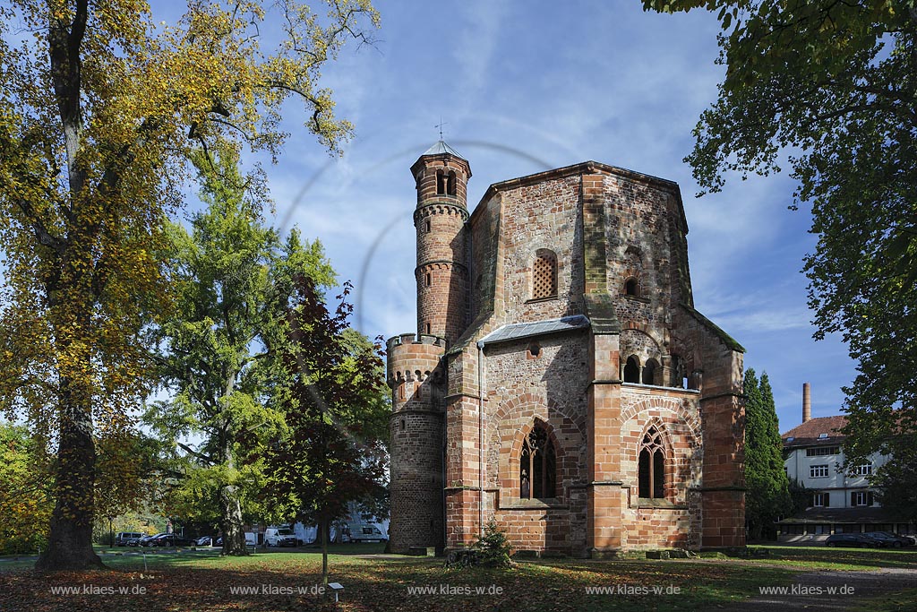 Mettlach, Blick auf Alter Turm, er ist der aelteste erhaltene Sakralbau  und zugleich das aelteste Bauwerk des Saarlandes ; Mettlach, view to tower Alter Turm.