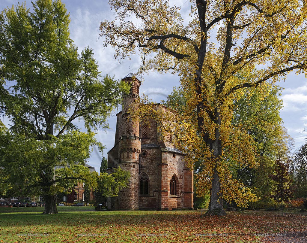 Mettlach, Blick auf Alter Turm, er ist der aelteste erhaltene Sakralbau  und zugleich das aelteste Bauwerk des Saarlandes ; Mettlach, view to tower Alter Turm.