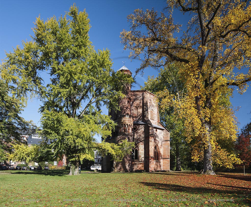 Mettlach, Blick auf Alter Turm, er ist der aelteste erhaltene Sakralbau  und zugleich das aelteste Bauwerk des Saarlandes ; Mettlach, view to tower Alter Turm.