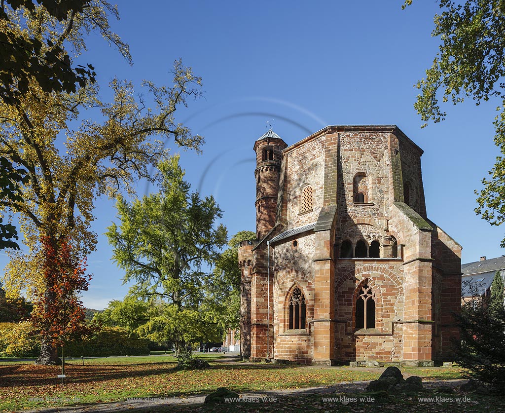 Mettlach, Blick auf Alter Turm, er ist der aelteste erhaltene Sakralbau  und zugleich das aelteste Bauwerk des Saarlandes ; Mettlach, view to tower Alter Turm.