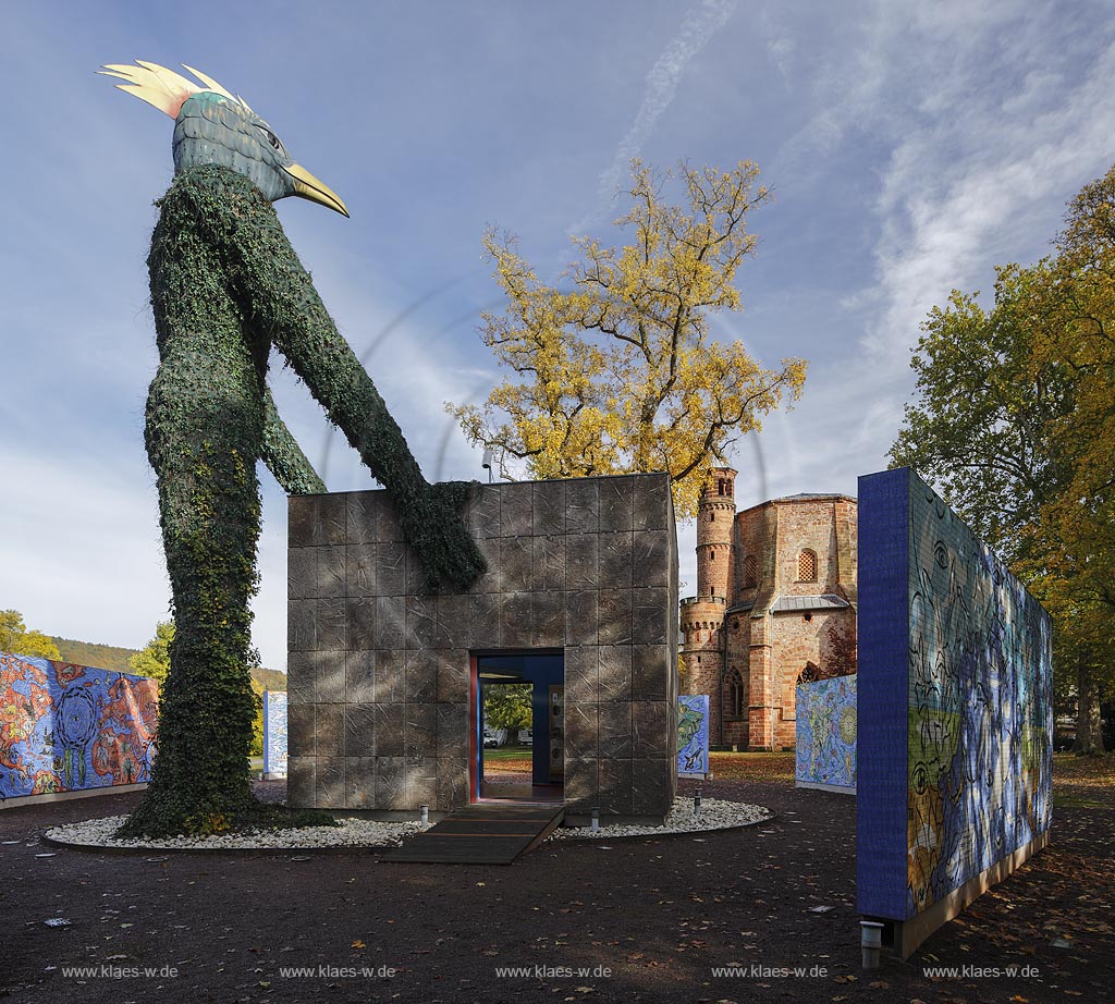 Mettlach, Park der Alten Abtei mit dem Erdgeist von Andr Heller, das groesste Keramikpuzzle der Welt; Mettlach, parque Park der Alten Abtei with the sculpture Erdgeist by Andr Heller.