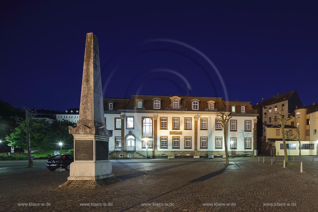 Neunkirchen Saar, Gefallenendenkmal, errichtet: 1874, mit Karl Ferdinand-Haus, errichtet: 190304 von Karl Brugger,  zur blauen Stunde; Neunkirchen Saar, monument of dead soldiers and house Karl Ferdinand-Haus at blue hour.