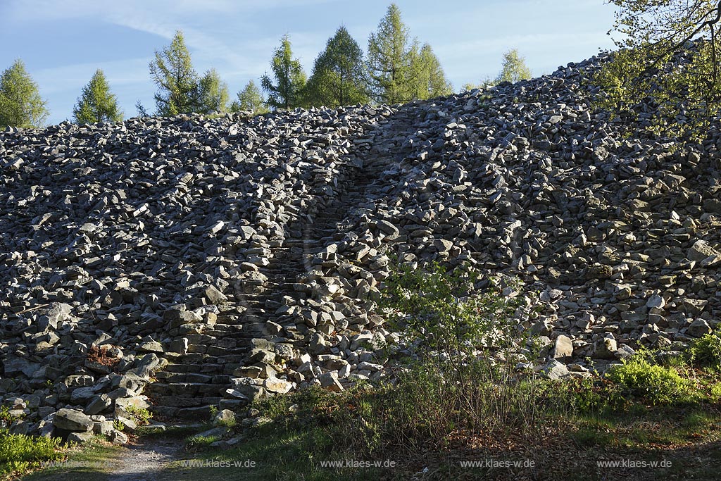 Nonnweiler Otzenhausen keltischer Ringwall Wie viele fruehgeschichtliche Befestigungen ist dieser Wall ein "Ringwall".Es  handelt es sich um die Ueberreste der Befestigung einer Ortschaft (Oppidum, lat.: Stadt) des keltischen Stammes der Treverer.Wahrscheinlich wurde die vorhandene Befestigungsanlage zwischen den Jahren 78 bis 67 v. Chr. zum Schutz gegen die Bewegung der germanischen" Sueben" ausgebaut.