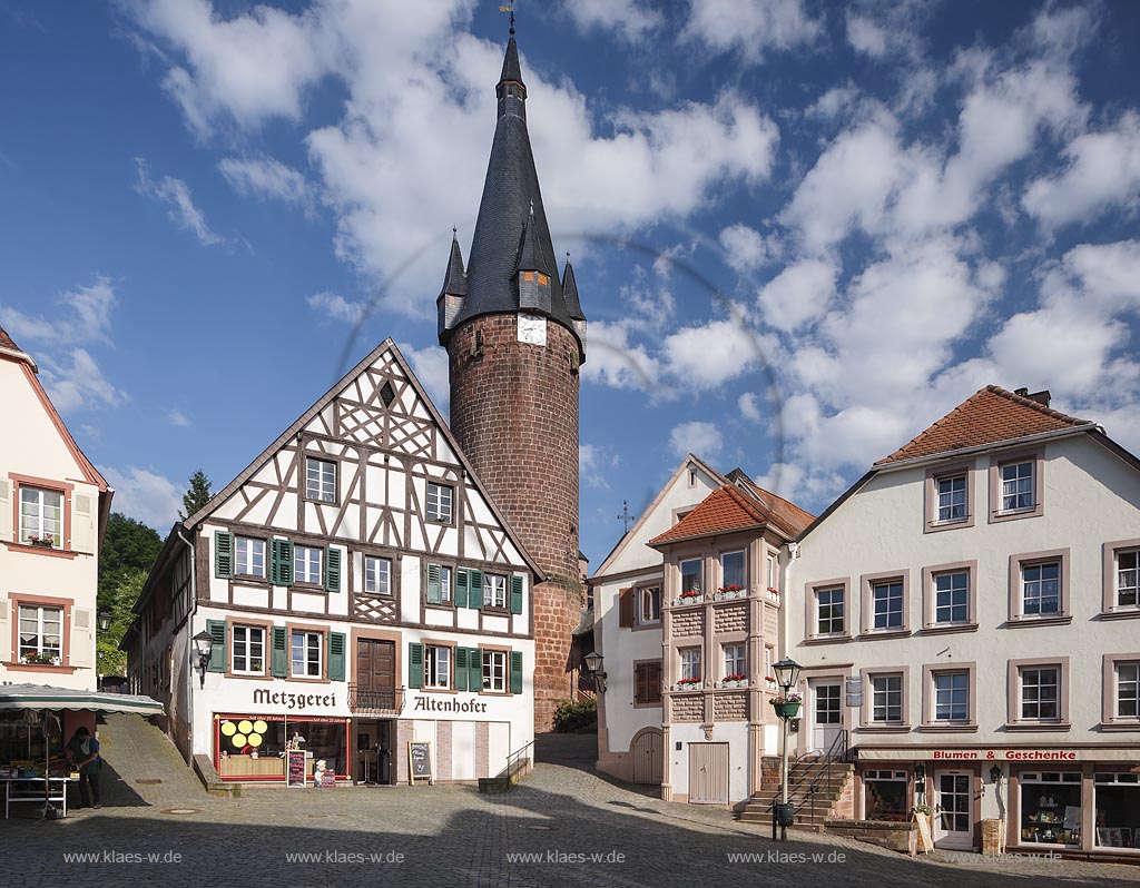 Ottweiler, Alter Markt mit Alter Turm, der alte Wehrturm ist Eigentum der evangelischen Kirchengemeinde, die ihn als Glockenturm nutzt; Ottweiler, Alter Markt with tower Alter Turm.