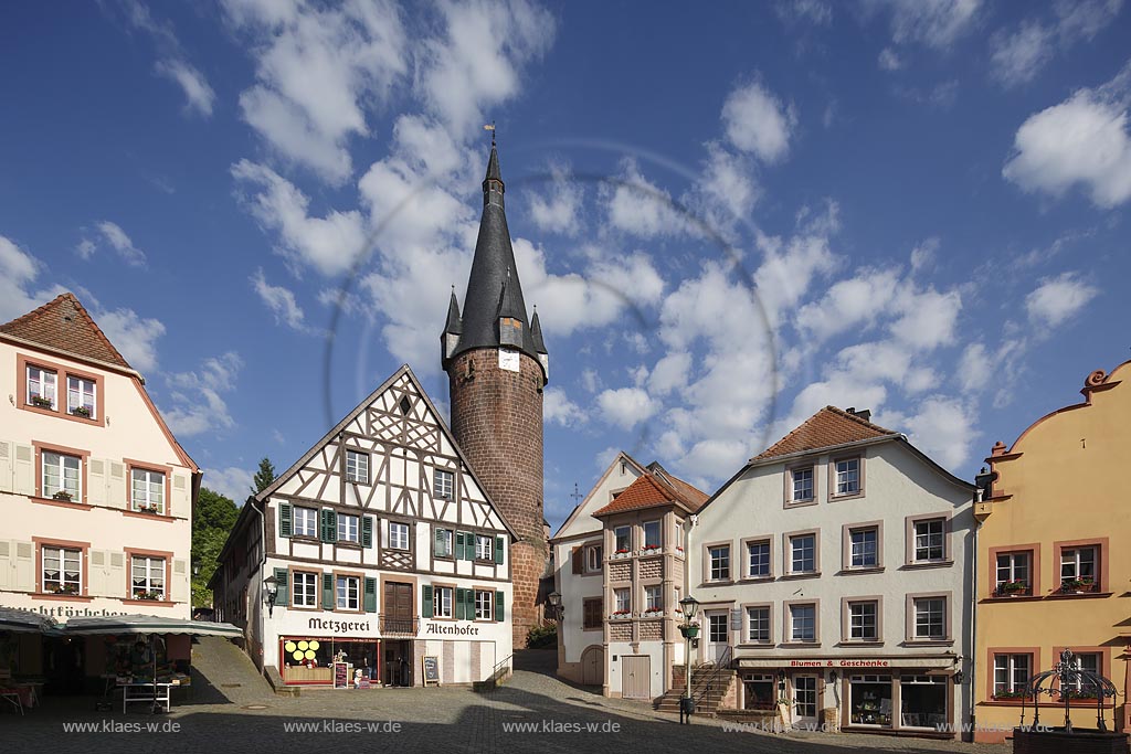 Ottweiler, Alter Markt mit Alter Turm, der alte Wehrturm ist Eigentum der evangelischen Kirchengemeinde, die ihn als Glockenturm nutzt; Ottweiler, Alter Markt with tower Alter Turm.