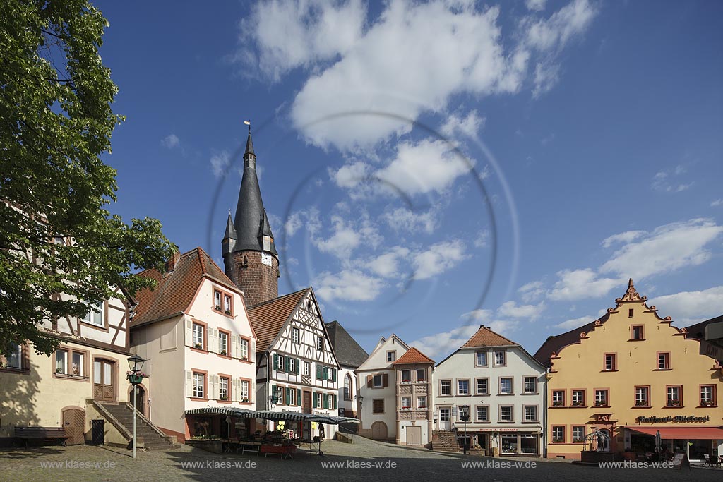 Ottweiler, Alter Markt mit Alter Turm, der alte Wehrturm ist Eigentum der evangelischen Kirchengemeinde, die ihn als Glockenturm nutzt; Ottweiler, Alter Markt with tower Alter Turm.