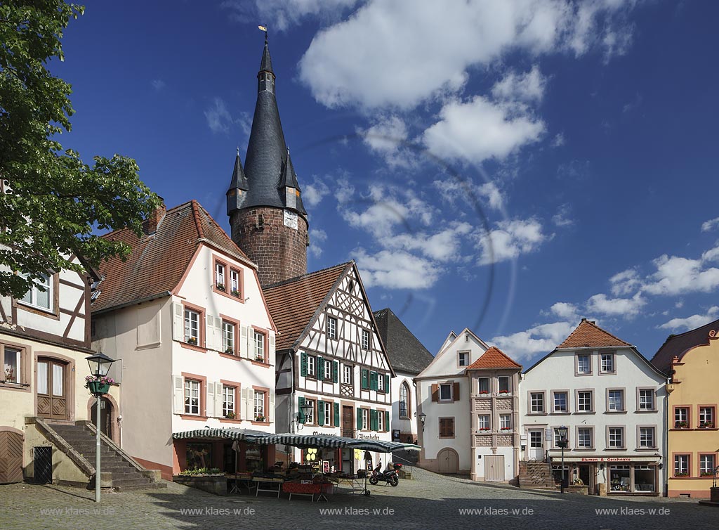 Ottweiler, Alter Markt mit Alter Turm, der alte Wehrturm ist Eigentum der evangelischen Kirchengemeinde, die ihn als Glockenturm nutzt; Ottweiler, Alter Markt with tower Alter Turm.