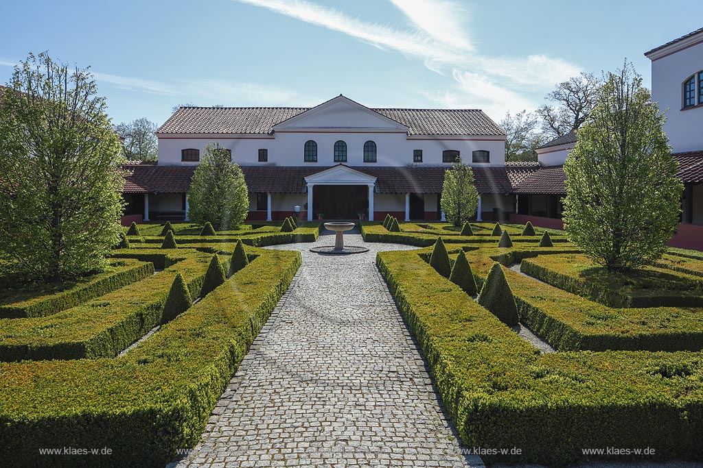 Gemeide Perl Ortschaft Borg roemische Villa. Die" Villa Borg" gehoert zu den wichtigen roemischen Ausgrabungsstaetten im Saarland und liegt in dem kleinen Ort Borg, der ber 390 Einwohner verfuegt. Gemeinde Perl, Villa Borg Aussenansicht mit Teil der Parkanlage; exterior view of villa Borg and park