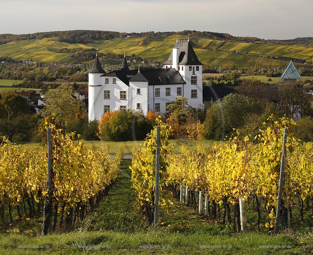 Perl-Nennig, Blick auf Schloss Berg; Perl-Nennig, view to castle Schloss Berg.  Perl-Nennig, Blick auf Schloss Berg; Perl-Nennig, view to castle Schloss Berg. 