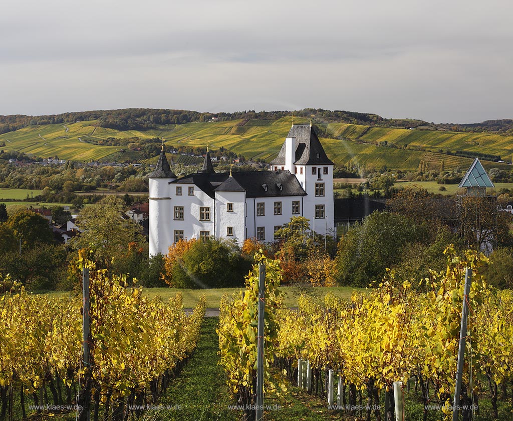 Perl-Nennig, Blick auf Schloss Berg; Perl-Nennig, view to castle Schloss Berg.  Perl-Nennig, Blick auf Schloss Berg; Perl-Nennig, view to castle Schloss Berg. 